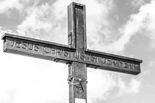 "Jesus Christus ist der Herr": Botschaft auf einem Gipfelkreuz. / Wolfgang Heubeck via Pixabay