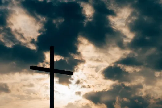 "Das Kreuz kann nur 2,20 Meter hoch gewesen sein, maximal 2,50. Wie der Querbalken oben mit dem Stamm verbunden war, ob mit Stricken oder einer eisernen Klammer, wissen wir nicht."  / Unsplash via Pixabay