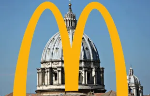 Unter dem Stichwort "McVatican" sorgt das Thema für Aufregung im Vatikan und der Weltkirche. / CNA/Petrik Bohumil/McDonald's Logo via Wikia – (R) McDonald's 