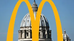 Unter dem Stichwort "McVatican" sorgt das Thema für Aufregung im Vatikan und der Weltkirche. / CNA/Petrik Bohumil/McDonald's Logo via Wikia – (R) McDonald's 