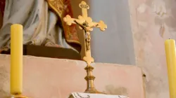 Kruzifix auf einem Altar / Calamity Jane / Shutterstock