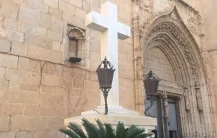 Das Kreuz auf dem Platz der Kirche  / Plataforma Ciudadana en Defensa de la Cruz