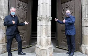 Generalvikar Michael Fuchs und Dompropst Dr. Franz Frühmorgen, hier vor dem Südportal des Regensburger Domes, freuen sich, dass die Gottesdienste wieder öffentlich gefeiert werden können. / Bistum Regensburg