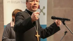 Bischof Stephan Ackermann spricht bei der  ersten Vollversammlung der Diözesansynode im Jahr 2013  / Bistum Trier
