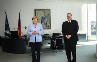 Der Vorsitzende der deutschen Bischofskonferenz (DBK), Bischof Bätzing mit Bundeskanzlerin Angela Merkel. / Bundesregierung / Sandra Steins