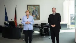 Der Vorsitzende der deutschen Bischofskonferenz (DBK), Bischof Bätzing mit Bundeskanzlerin Angela Merkel. / Bundesregierung / Sandra Steins