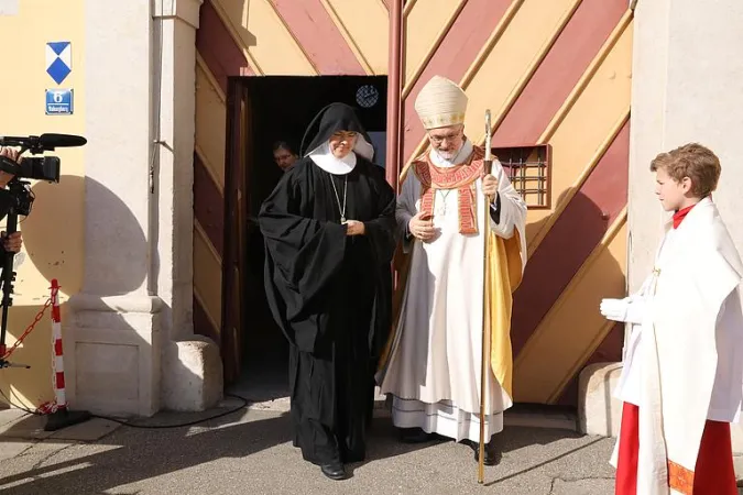 Äbtissin Dubnick und Bischof Hanke nach der Weihe am 23. Februar 2019
