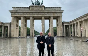 Kardinalstaatssekretär Pietro Parolin (li.) und der Apostolische Nuntius von Deutschland, Nikola Eterovic, vor dem Brandenburger Tor in Berlin. / Deutsche Bischofskonferenz / Matthias Kopp