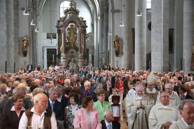 Über 1.000 Jahre, die seit über 50 Jahren verheiratet sind, nahmen an der heiligen Messe teil. 