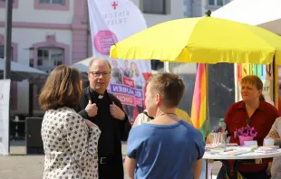 Bischof Stephan Ackermann am LGBT-Infostand / Inge Hülpes / Bistum Trier