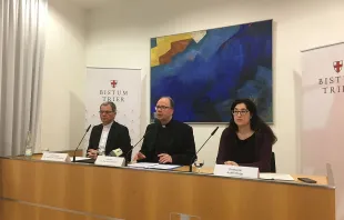 Bei der Pressekonferenz am 10. Januar 2019 (von links): Generalvikar Ulrich von Plettenberg, Bischof Stephan Ackermann, Pressesprecherin Judith Rupp / Bistum Trier