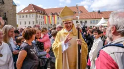 Der frisch geweihte Bischof  / Bistum Hildesheim