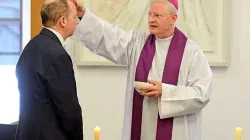 Erzbischof Leo Cushley zeichnet das Aschekreuz auf die Stirn eines Gläubigen am 6. März 2019. / Copyright Paul McSherry / Mit freundlicher Genehmigung des Erzbistums St. Andrews und Edinburgh.
