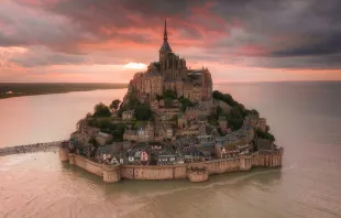 Die Insel des heiligen Erzengels Michael liegt rund einen Kilometer vor der Küste in der Normandie im Norden Frankreichs. / Customerly / Unsplash (CC0)