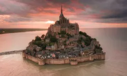 Die Insel des heiligen Erzengels Michael liegt rund einen Kilometer vor der Küste in der Normandie im Norden Frankreichs. / Customerly / Unsplash (CC0)