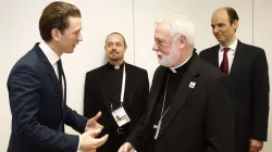 Erzbischof Gallagher trifft den österreichischen Außenminister und angehenden Regierungchef Sebastian Kurz. Die XXIV. Ministerkonferenz der OSZE fand am 7. und 8. Dezember in Wien statt. / Twitter / Sebastian Kurz