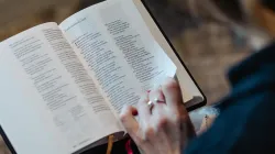 Ein biblischer Meilenstein: Die Heilige Schrift ist nun für Norwegens Katholiken in Nynorsk und Bokmål erhältlich. / Norwegische Bibelgesellschaft