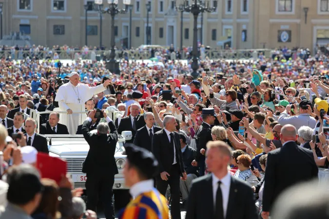 Papst Franziskus begrüßt Gläubige vor der Generalaudienz auf dem Petersplatz am 18. Mai 2016 