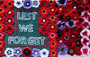 "Lest we forget": Ein Banner aus Cairns (Queensland, Australian) zum Gedenken der Gefallenen, aufgenommen 2019.. / David Clode / Unsplash (CC0)