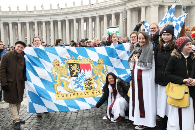 Starke Präsenz auf dem Petersplatz: 50 Sternsinger und Pilger aus aller Welt waren in Rom zum Weltfriedenstag und dem ersten Angelus des Jahres dabei.