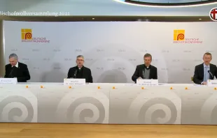 Weihbischof Matthäus Karrer, Bischof Peter Kohlgraf, Bischof Michael Gerber und DBK-Pressesprecher Matthias Kopp am 8. März 2022 bei der Frühjahrs-Vollversammlung in Vierzehnheiligen / screenshot / YouTube / Deutsche Bischofskonferenz