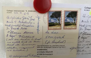 Pater Anselm Grün erkannte seine Unterschrift: Die 51 Jahre alte Postkarte aus Rom / Abtei Münsterschwarzach