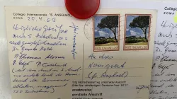 Pater Anselm Grün erkannte seine Unterschrift: Die 51 Jahre alte Postkarte aus Rom / Abtei Münsterschwarzach