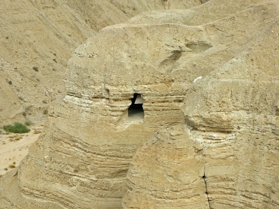 Schriftrollen-Höhle in Qumran