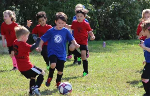 Kinder beim Fußballspielen / Debra Brewster / Unsplash