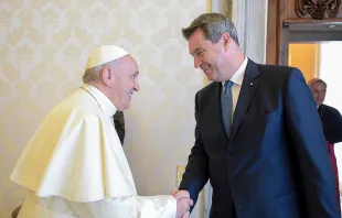 Privataudienz beim Papst: Bayerns Regierungschef Markus Söder und Franziskus am 1. Juni 2018.  / Vatican Media