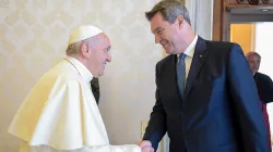 Privataudienz beim Papst: Bayerns Regierungschef Markus Söder und Franziskus am 1. Juni 2018.  / Vatican Media