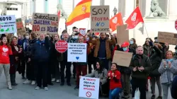 Mitglieder von "Right to Live" protestieren am 6. April 2022 auf der Plaza de la Marina Española in Madrid gegen einen Gesetzentwurf, der das Gebet in der Nähe von Abtreibungskliniken unter Strafe stellen würde. / Right to Live