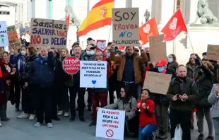 Mitglieder von "Right to Live" protestieren am 6. April 2022 auf der Plaza de la Marina Española in Madrid gegen einen Gesetzentwurf, der das Gebet in der Nähe von Abtreibungskliniken unter Strafe stellen würde. / Right to Live