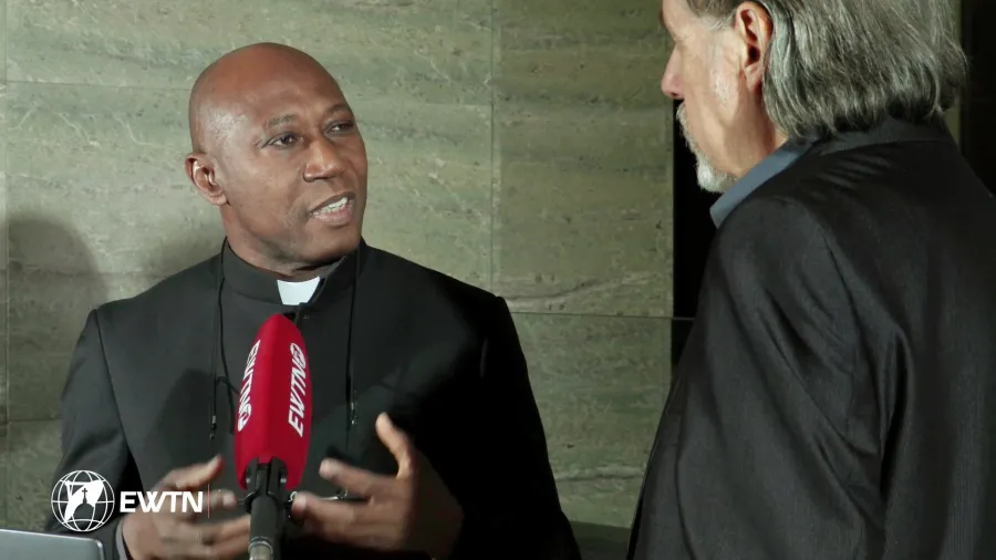 Monsignore Obiora Ike im EWTN.TV-Interview mit Christian Peschken