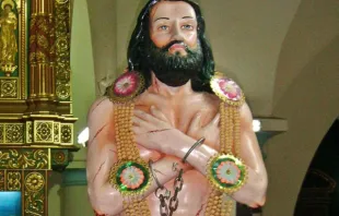 Eine Statue des heiligen Devasahayam Pillai in der Kathedrale von St. Franz Xaver in Kottar (Indien). / Kumbalam via Wikimedia (CC BY-SA 3.0).