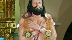 Eine Statue des heiligen Devasahayam Pillai in der Kathedrale von St. Franz Xaver in Kottar (Indien). / Kumbalam via Wikimedia (CC BY-SA 3.0).