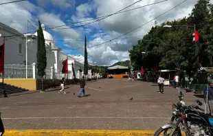 Die Flaggen der sandinistischen Diktatur vor der Kathedrale von Matagalpa. / Mit freundlicher Genehmigung von Martha Patricia Molina