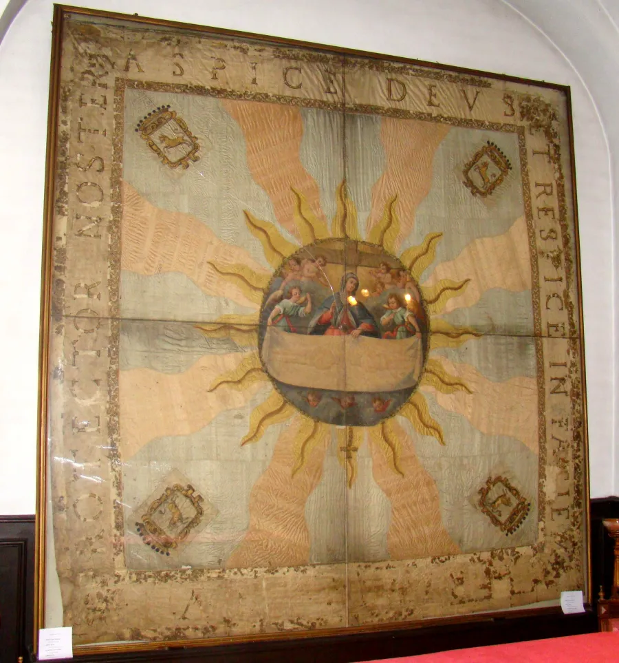Die "Lepantina" ist die Flagge vom Flaggschiff der Savoyer mit einer Darstellung des Turiner Grabtuchs aus dem savoischen Chambery (in den Händen der Muttergottes vor der Sonne), bevor das Grabtuch  im Jahr 1578 nach Turin kam, das danach zur Haupstadt der Savoyer wurde.