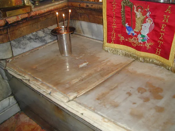 Die Marmorplatten über der Grabbank Christi