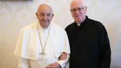 Pater Andrew Campell mit Papst Franziskus. / Vatican Media