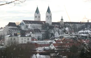 Der winterliche Domberg über der Stadt Freising / Doktor Oli / Wikimedia (CC BY-SA 4.0)