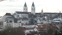Der winterliche Domberg über der Stadt Freising / Doktor Oli / Wikimedia (CC BY-SA 4.0)
