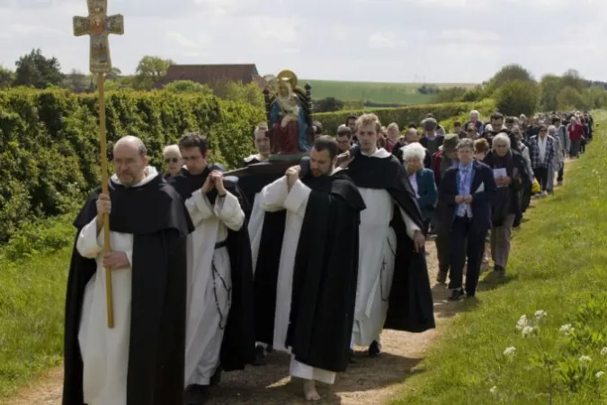 Eine Pilgergruppe auf dem Weg nach Walsingham, angeführt von Dominikanern. 