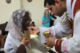 101 Jahre alte Frau empfängt die Erstkommunion