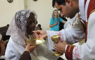 Doña Penha beim Empfang ihrer Erstkommunion im Alter von 101 Jahren am 28. September 2016. / Pflegeheim Unserer Lieben Frau vom Karmel, Rio de Janeiro