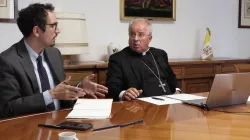 Dr. Marenghi und Erzbischof Jurkovic beim Verfassen einer Rede / Screenshot