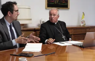 Dr. Marenghi und Erzbischof Jurkovic beim Verfassen einer Rede / Screenshot