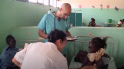 Dr. Tom Catena ist ein katholischer Arzt und Missionar, der sich für die Menschen in den Nuba-Bergen einsetzt, einer umkämpften Region zwischen Sudan und Südsudan.  / African Mission Healthcare