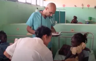 Dr. Tom Catena ist ein katholischer Arzt und Missionar, der sich für die Menschen in den Nuba-Bergen einsetzt, einer umkämpften Region zwischen Sudan und Südsudan.  / African Mission Healthcare