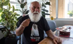 Sein Lebensziel: Seinen Sohn heimzubringen. Danny Miran zeigt das T-Shirt mit einem Foto seines Sohnes Omri, einem der am 7. Oktober 2023 entführten Israelis, die immer noch in Gaza als Geiseln gehalten werden. Auf dem T-Shirt lautet die hebräische Aufschrift: "Bringt sie jetzt nach Hause!", das Motto der Kampagne zur Rückführung der Geiseln. / Marinella Bandini